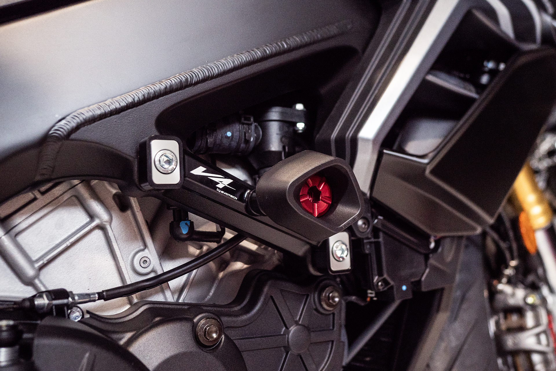 ¡La bestia se enciende! Accesorios TOP para tu Aprilia Tuono V4 1100 2025