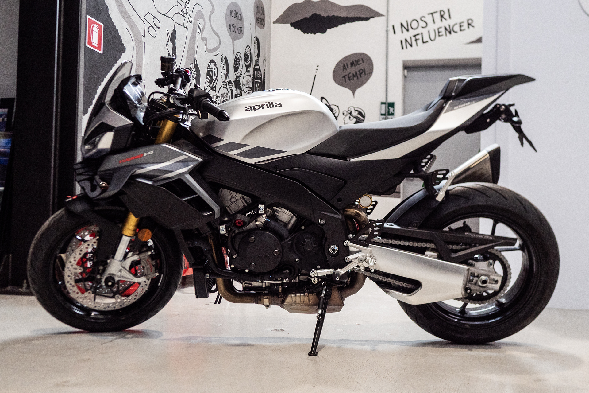 ¡La bestia se enciende! Accesorios TOP para tu Aprilia Tuono V4 1100 2025