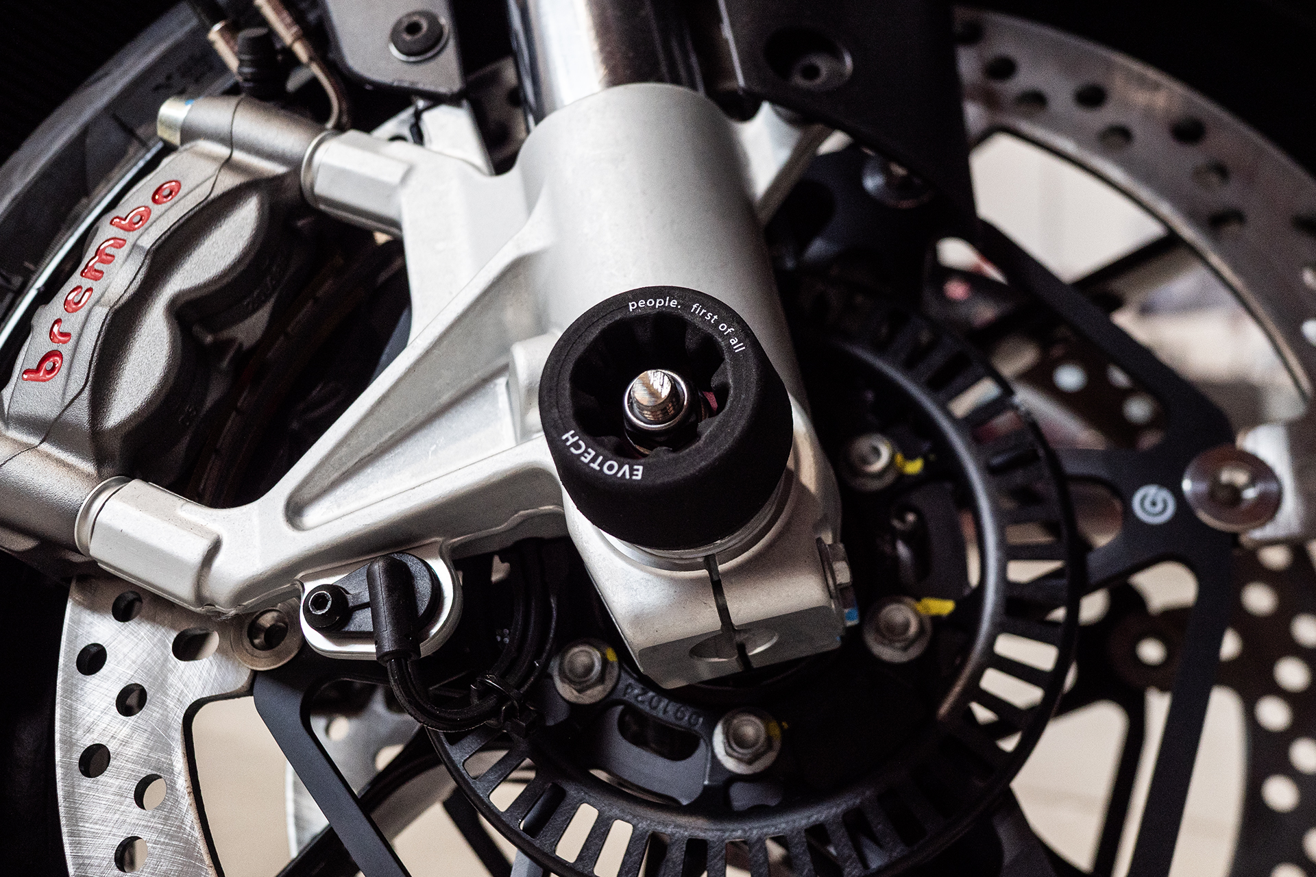 ¡La bestia se enciende! Accesorios TOP para tu Aprilia Tuono V4 1100 2025