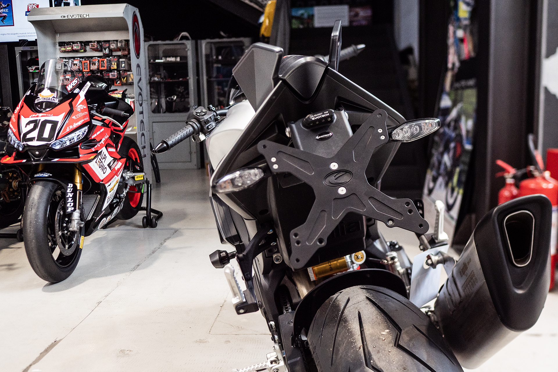 ¡La bestia se enciende! Accesorios TOP para tu Aprilia Tuono V4 1100 2025