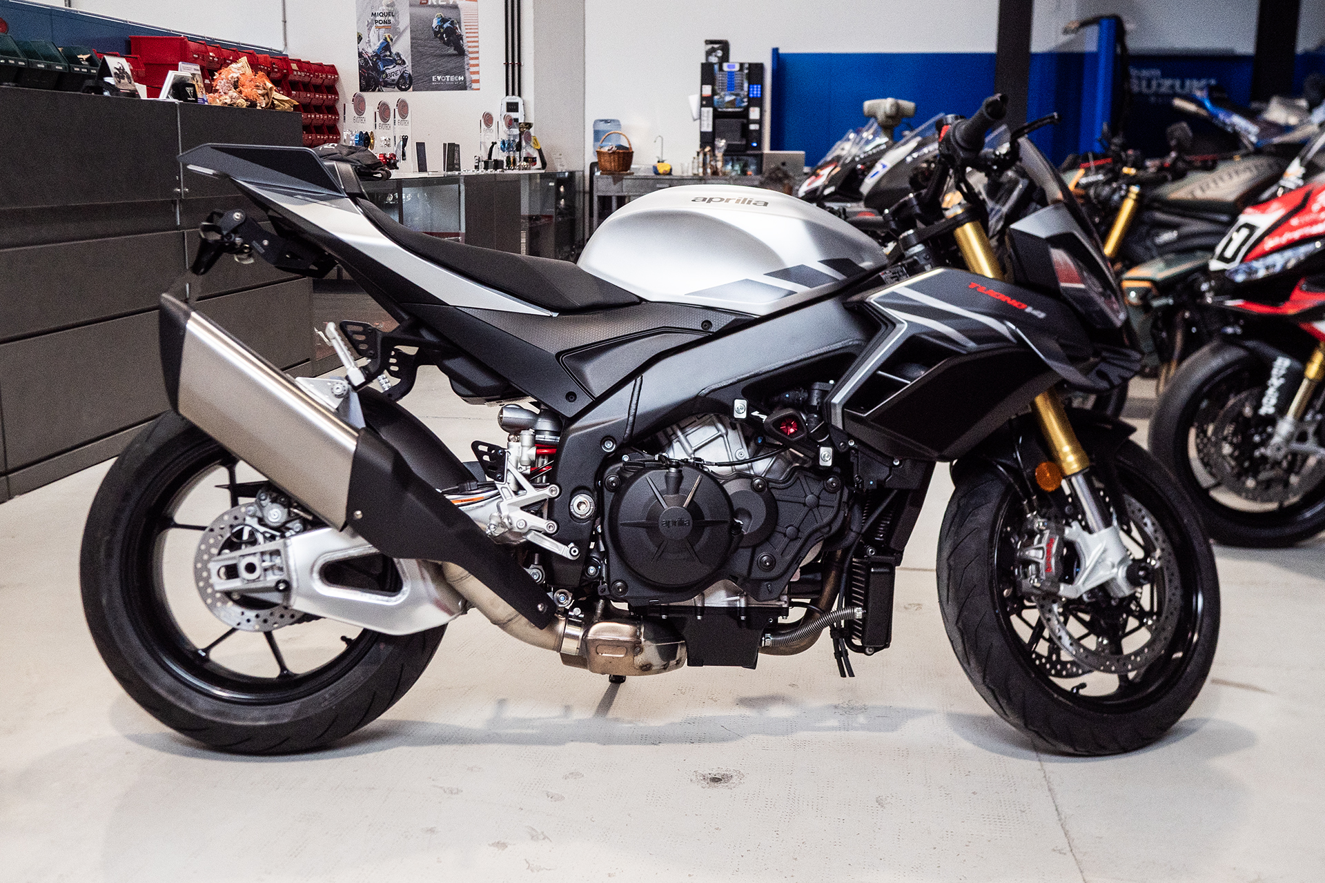 ¡La bestia se enciende! Accesorios TOP para tu Aprilia Tuono V4 1100 2025