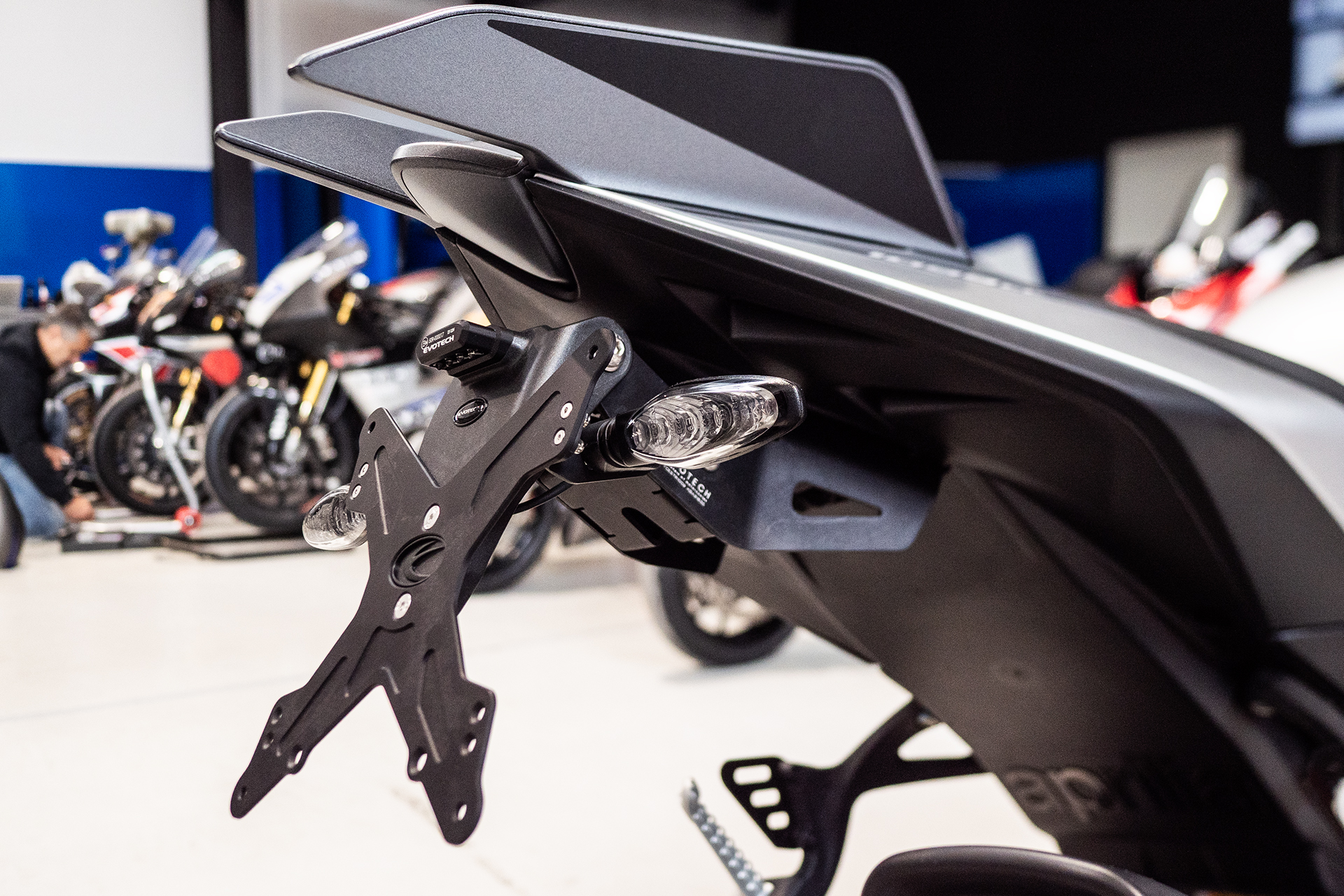 ¡La bestia se enciende! Accesorios TOP para tu Aprilia Tuono V4 1100 2025