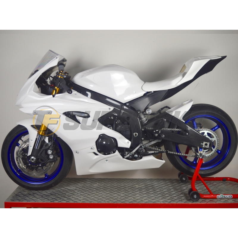 Carenado de fibra Yamaha R6 2017-2025 quilla escape original+paso rueda negro